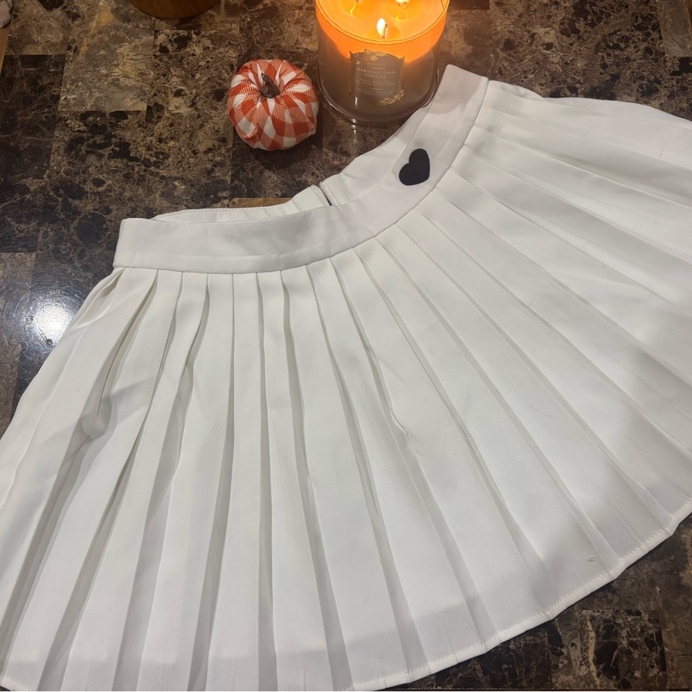 SHEIN White Pleated Skater Skirt with Black Heart Detail